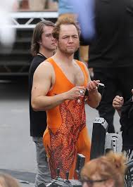 Taron egerton ретвитнул(а) matt johnson. Taron Egerton Primeras Imagenes Desde El Set De La Pelicula Rocketman 20 Agosto Rocketman Movie Elton John Costume Elton John