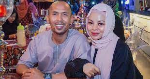 Sarah telah membuat kejutan kepada suaminya itu dengan hadir ke studio ketika suaminya berkerja dengan membawa sejambak bunga. Kita Kenal Tak Lama Sekejap Je Dah Nikah Itu Lah Jodoh Kisah Siti Sarah Dan Shuib