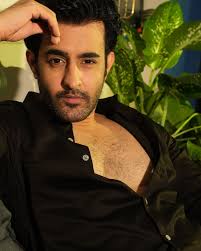 Haan hun mai good looking, toh? #AiseNaTumDekhoJaanam ♥️ 😎