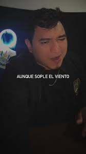 Aunque sople el viento y me quiera tumbar,, tu amor me levanta, me hace  volar.