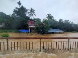 Luapan banjir masuk hingga ke dalam pool taksi blue bird di kawasan hek, jalan raya pondok gede, kramat jati, jakarta timur, rabu, 1 januari 2020. Dungun Hulu Terengganu Kembali Dilanda Bah