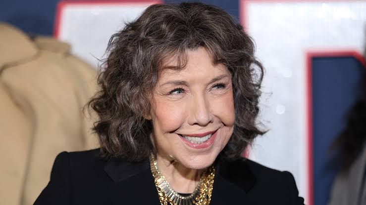 Lily Tomlin recalls Queen Elizabeth II performance, staff telling her  'Don't you dare' after 'funny' idea | Fox News