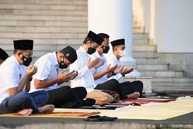 Selain itu, jokowi juga meminta agar. Prokes Ketat Presiden Jokowi Dan Ibu Negara Salat Ied Halaman Istana Kepresidenan Bogor