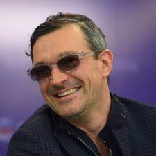 В 1997 году окончил вту им. Akter Egor Beroev Stanet Vedushim Shou Progulki S Dinozavrami Teatr Kultura Lenta Ru