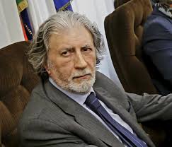 Una commissione antimafia che si rispetti DEVE prevedere che come minimo  tra i membri di questa ci sia un campione dell'antimafia. Capisco che la  "maggioranza" per gli aventi diritto al voto e