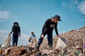 Pudori tidak dapat menghadiri kelas sebanyak yang dia butuhkan karena dia sibuk bekerja untuk membantu menghidupi keluarganya. Jj Archive On Twitter Jaemin Jeno Met Pudori Who Had Been Picking Up Trash Under The Scorching Sun Among The Stories They Shared While Helping Pudori S Work They Heard That