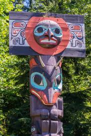 Auf einigen ausmalbildern steht neben der abbildung das wort „totempfahl, so dass die kinder noch mehr spaß haben können, wenn sie die einzelnen buchstaben mit passenden farben ausmalen. Vancouver Canada July 24 2016 One Of Nine Totem Poles At Hallelujah Point In Stanley Park The Top Shows Two Masks In Maroon And Purple Green Trees As Background Stock Foto Adobe Stock