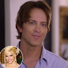 Watch Tyler Henry Connect Larry Birkhead With Late Anna Nicole Smith