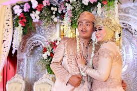 Tata rias pengantin muslimah tidak memiliki pakem ataupun ketentuan baku dalam penampilannya, namun pastinya dalam hal tata busana harus dapat memenuhi syariat islam. Rias Pengantin Muslim Hijab Paket Pernikahan Catering Dekorasi Pelaminan Rias Pengantin Luwes