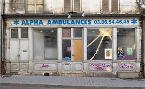 Des Signes Sur Les Murs Alpha Et Omega Facade Boutique Devanture Magasin Alpha Et Omega