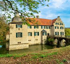 The dellwig house is a moated castle in the lütgendortmund district of dortmund. Haus Dellwig Lutgendortmund Dortmund West