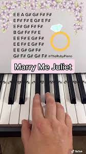 Pin By Mia Kluzakova On Random Musik Piano Kord Piano Pianika
