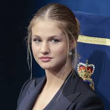 Un estilista experto en Casa Real pone en juicio los looks de Leonor en  2024: " Sabe lucir, con figura y porte, las prendas castrenses"