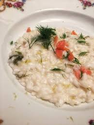Une entrée chaude de galettes de pommes de terre accompagné de saumon fumé et de crème fraîche qui rajoute un excellent goût à l'ensemble. Risotto Con Salmone Selvaggio Creme Fraiche E Finocchio