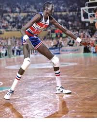 Manute Bol Just Being Tall As Heck Basquetebol Nba Menina Esportista Pessoas Altas