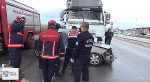 Soma ilçesinde geçtiğimiz günlerde meydana gelen trafik kazası kameralara yansıdı. Soma Avdan Yolundaki Kazada 4 Kisi Hayatini Kaybetti