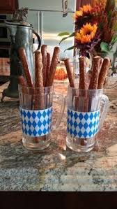 Brezelsticks In Bierkrugen Oktoberfest Bayrisch Bayrisch Bierkrugen Brezelsticks Oktoberf Wiesn Dekorationen Wiesn Essen Oktoberfest Party Deko