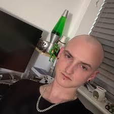 What are some strategies and team compositions for reaching number one in  Team Fight Tactics?