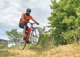With four oars it swims but it is always at home. Biking Boom
