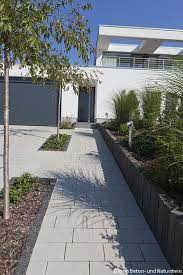 Siliton Pflastersteine In Der Einfahrt Verlegt Pflanzbeete Trennen Den Weg Von Beste Garten Gestaltung Einfahrt Gestalten Pflastersteine Einfahrt