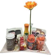 Color de elementos decorativos como papel, mensajes, globos, moños, etiquetas y tarjetas puede variar según motivo de la sorpresa, genero y disponibilidad). Desayunos Y Regalos Sorpresa Originales Con Gerbera En Bogota