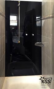 Duschkabine Mit Tiefschwarz Lackierter Glasruckwand Und Prazisen Glasbearbeitungen Als Reparatur Der Bestehenden Fliesenruckwan Duschkabine Glasruckwand Dusche