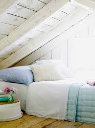 Low Ceiling Attic Summer Bedroom With No Insulation In Roofing Construction Tasarim Dekor Yatak Odalari