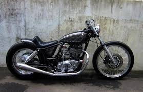 細部にまでこだわりギミックを取り込んだshow qualityのsr400 3センチのロングスイングアームにレイダウンされたリアサスで大幅にローダウンされたフレームに sr純正をチョップしたタンク 深めのリアフェンダー アール処理された電装ボックス等で外装を sr400
