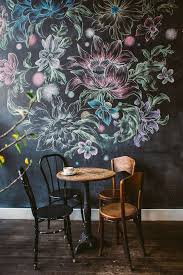 Perpaduan lantai warna hitam dengan dinding dan furnitur warna putih sentuhan rak kayu juga dapat membuat kamar mandi jadi lebih rustic. Buat Pecinta Hitam Contek 9 Dekorasi Kamar Ini Biar Gak Terlihat Suram