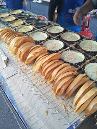 Pembeli di pasar tradisional (biasanya kaum ibu) mempunyai perilaku yang senang bertransaksi dengan berkomunikasi /berdialog dalam hal penetapan harga. Apa Makanan Yang Korang Mesti Beli Kalau Pergi Pasar Malam Makanan Resipi Explorasa Forum Cari Infonet