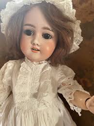 What's the main difference between French and German antique dolls?