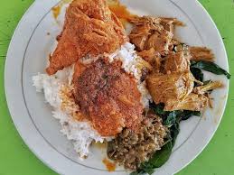 Selain itu, masakan padangnya juga sudah akrab di lidah masyarakat indonesia. Modal Rp 15 Ribu Bisa Makan Nasi Padang Komplet Di Sini