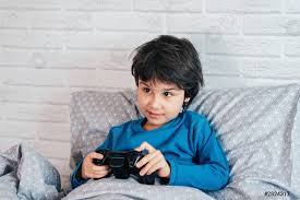 ⭐ diviértete sin duda, ganar dinero jugando videojuegos es uno de los sueños idílicos de cualquier joven o persona. Cerca De Las Manos De Los Ninos Jugando Videojuego Foto De Stock Crushpixel