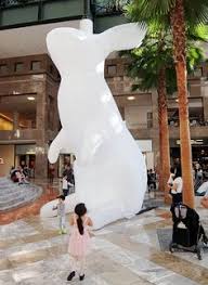 nyに高さ12mの巨大うさぎのパブリックアート登場中 intrude by amanda parer ニューヨークの遊び方 パブリックアート ストリートアート モニュメント