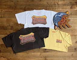 standard california スタンダードカリフォルニア からサンセットのグラフィックのシールドロゴtシャツ sunset shield logo t が到着 ロゴt ロゴ tシャツ