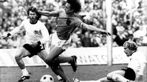 Cruyff incarnated the new way. Johan Cruyff Die Hassliebe Auf Die Deutschen Bestimmte Sein Leben Welt