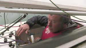 Le père surprend sa femme et leur fils dans la cuisine. Yabla Franzosisch Gratis French Lektionen