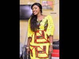 Son tissu contient des motifs complexes créés à l`aide de fils de différentes couleurs. Pin By Yaro On Chic Model 2019 African Attire Dresses African Attire African Fashion