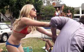 Khloé Kardashian Just Posted A Fake Explicit Photo Of Chloë Moretz On  Twitter