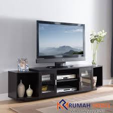 Di pasaran, meja tv kayu merupakan perabotan yang cukup banyak diburu karena memiliki sederet kelebihan, seperti fleksibel untuk ditempatkan di berbagai konsep interior, kokoh, awet, serta memiliki nilai estetika yang tinggi. Meja Tv Kayu Jati Minimalis Harga Murah Rumah Mebel