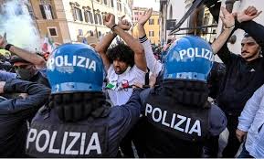 Követeljük az egészségügyi jogállásról szóló törvény visszavonását, az ápolók, a rendvédelmi dolgozók, a. Olaszorszag Egyre Feszultebb A Helyzet A Tuntetok Es A Rendorok Osszecsaptak Az Utcakon Mediaforras