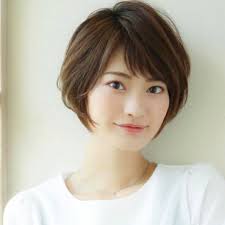 小顔に見える髪型25選面長丸顔さん向けミディアムロングなど