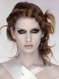 Questo accessorio per capelli ricorda molto un twist di metallo doppio che funziona come un cavatappi per fissare la chioma in disordine. Acconciature Capelli 2011 Trecce Code Di Cavallo E Twist