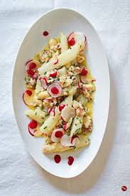 Knackiger Spargelsalat Mit Mariniertem Mozzarella Radieschen Vinaigrette Und Nira Dem Tollen Japanischen Schnittknoblauch Spargelsalat Spargel Spargel Rezepte