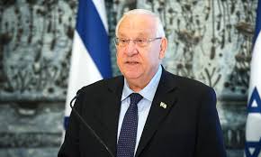 לאחר שקיבל בסיבוב הראשון 37 קולות, בעוד פרס מוביל, עם 58 קולות, החליט לפרוש מהמירוץ וקרא לחברי הכנסת לבחור בשמעון פרס לנשיא המדינה. Parting Words From President Reuven Rivlin