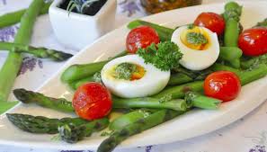 Oggi vi sveliamo una ricetta facile e veloce per realizzare una focaccia con asparagi e ricotta. Uovo Sodo Su Asparagi L Ricetta Veloce Con Pomodorini E Sale Al Limone
