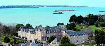 La maison de campagne devient un petit château, puis un grand château, puis enfin la résidence permanente des rois de france qu'ils ne cessent d'agrandir et d'embellir. Zen Une Retraite Au Monastere Pour Se Retrouver Avec Soi Meme