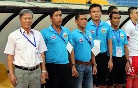 Kể từ ngày phát hiện bệnh ung thư tụy, hlv lê thụy hải chia tay clb thanh hóa để tập trung điều trị. Coach Le Thuy Hai To Farewell B Binh Duong Hff