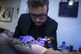 Per year the average salary for a tattoo artist is $65,059 per year in the united states. Tattoo Artist Salary Celebrity Net Worth