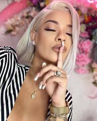 Detente solo cuando te sientas orgullosa de ti misma…💋 . Makeup by  @gvmakeupstudio